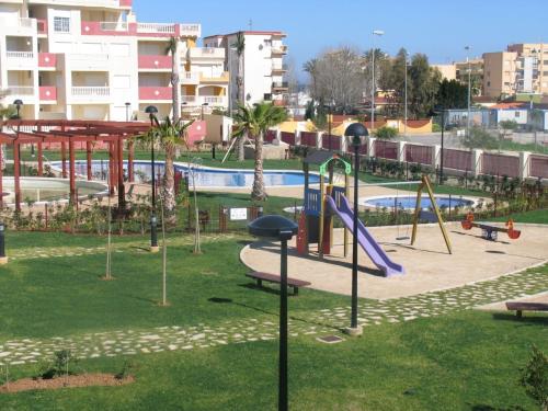 Apartamento vistas a jardín y piscina. wifi gratis