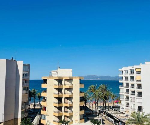 Apartamento, vistas frontales al mar a 30 segundos de de la playa