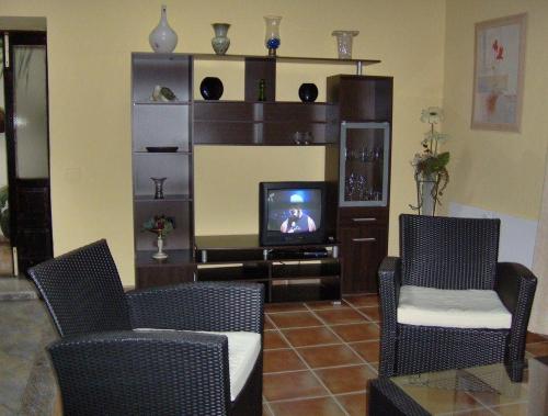 Apartamentos-Monasterio-de-San-Antonio-Guenstiges-Apartment-zur-Strasse