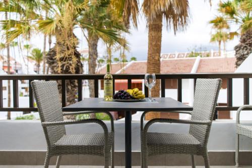 One bedroom appartement at Playa de la Americas 200 m away from the beach with city view balcony and wifi