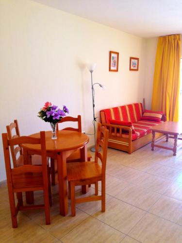 One bedroom appartement with shared pool furnished terrace and wifi at Costa del Silencio 1 km away from the beach