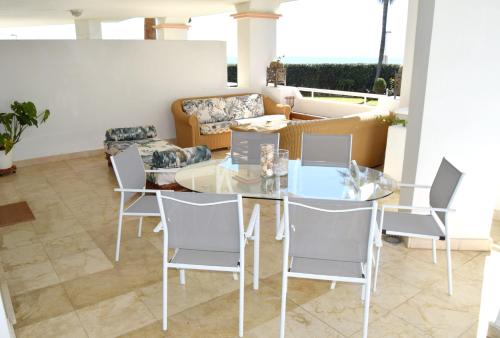 2 bedrooms appartement at Marbella 10 m away from the beach with sea view shared pool and furnished garden