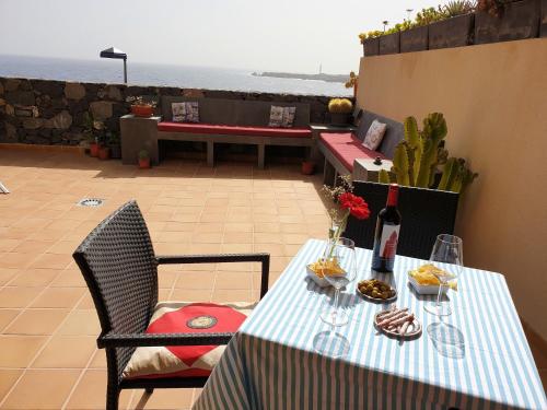 2 bedrooms appartement with sea view shared pool and furnished terrace at Poris de Abona 1 km away from the beach