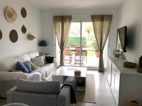 2 bedrooms appartement with shared pool and enclosed garden at Pals 1 km away from the beach