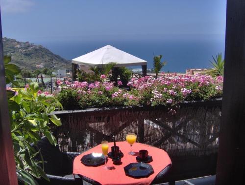 Apartment mit privatem Balkon sowie Meer- und Gebirgsblick im modernen Stil