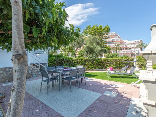 Spacious Apartment in Empuriabrava with Private Garden