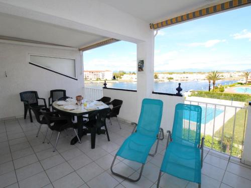 Apartment with a view of the canal and wide surroundings