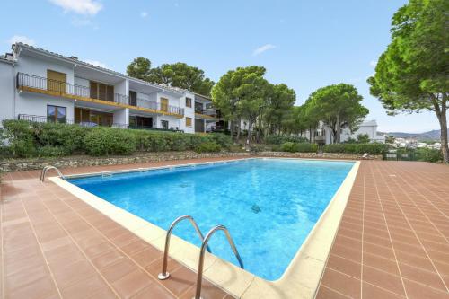 One bedroom appartement at Llanca 200 m away from the beach with sea view shared pool and furnished terrace