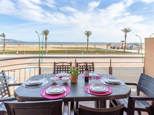 Apartment with sea view and located directly on the promenade of Empuriabrava