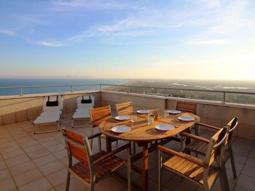 Apartment with sea view, walking distance to the beach