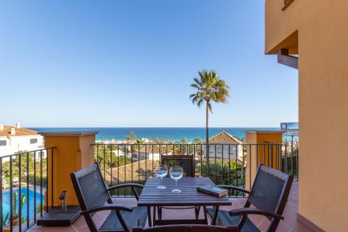 Apartment with three bedrooms, parking, terrace and pool next to the beach.