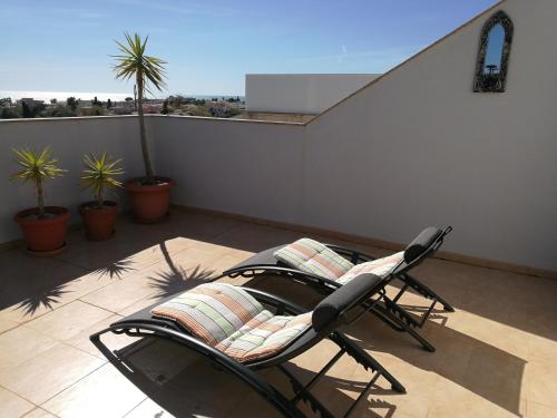 Apartamento con piscina y terraza con vista al mar