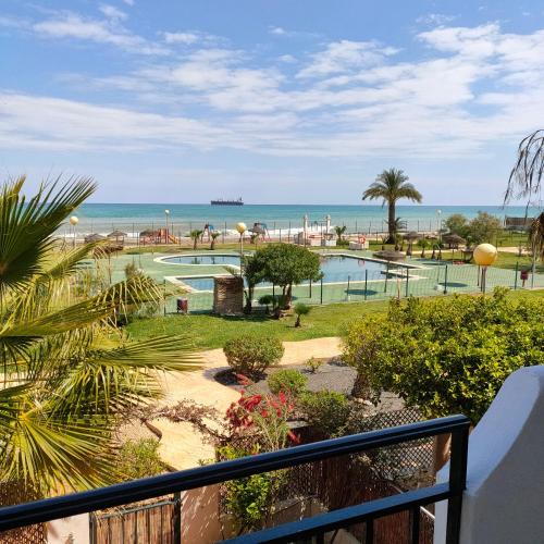 Appartement naturiste avec piscines situé en 1ère ligne de plage avec une magnifique vue sur la mer et la piscine