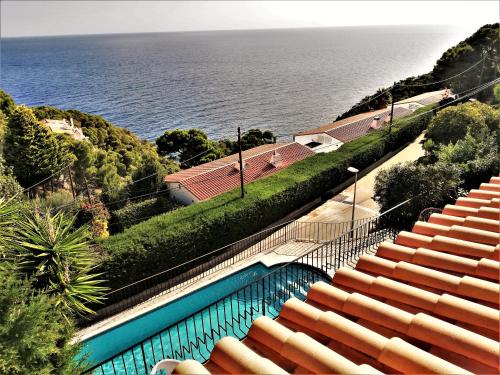 Sol y Mar 8-Maison jumelée avec terrasse, piscine et parking communautaire, surplomb de mer