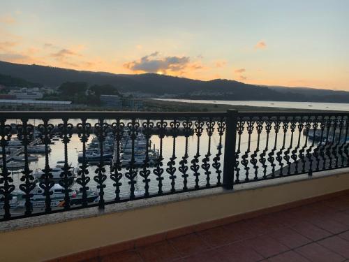 Ático con vistas al mar y amplia terraza, en el muelle deportivo