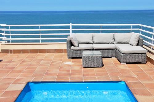 Atico espectacular piscina privada frontal al mar