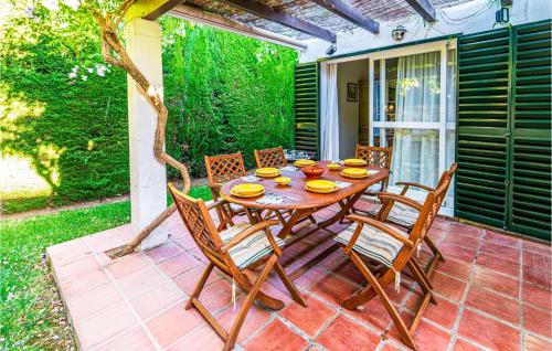 Awesome home in Estepona with Outdoor swimming pool and 3 Bedrooms