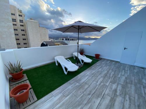 Beach Apartment & Rooftop Lounge