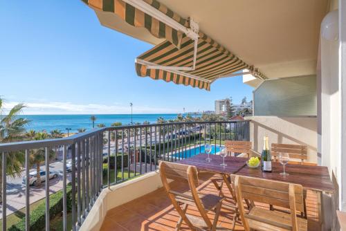 Beachfront apartment with sea view