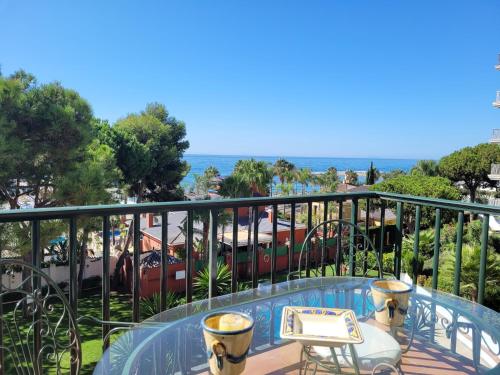 Beachfront family apartment in Puerto Banus