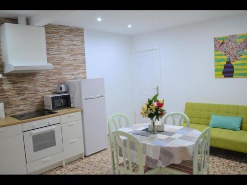Beautiful 1 bedroom Apartment with gallery and Air Conditioning cb6yr