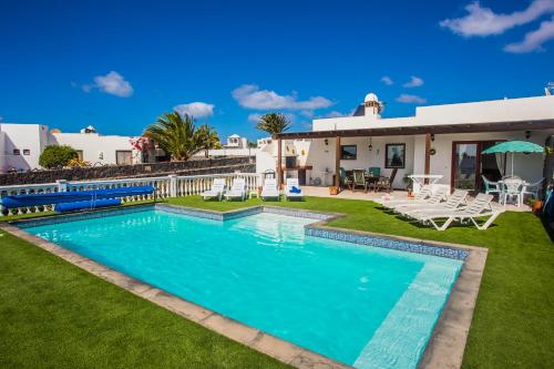 Beautiful 2 Bed Villa with large pool Casa Manana