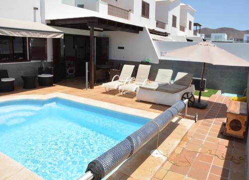 Beautiful and luxurious villa with heated pool and free Wi-Fi in Playa Blanca.