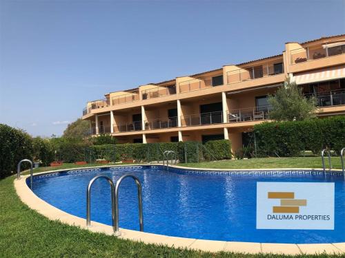 Beautiful apartment for 6 people with pool, parking and wifi - 10 minutes from the beach