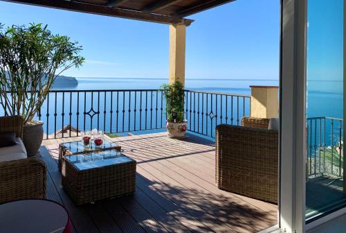Beautiful House with splendid sea views, Calaiza Beach