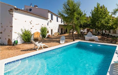 Beautiful home in Alcaracejos with Outdoor swimming pool, WiFi and 8 Bedrooms