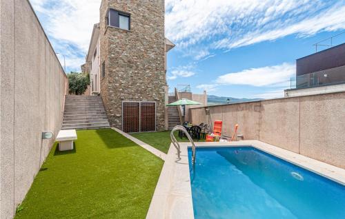 Beautiful home in Granada with Outdoor swimming pool, WiFi and 5 Bedrooms