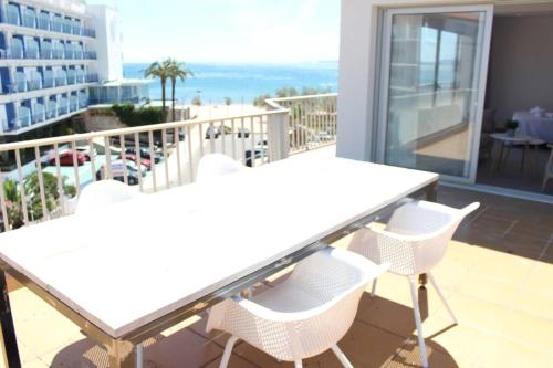 Beautiful loft, huge sunny terrace, view over the beach and sea