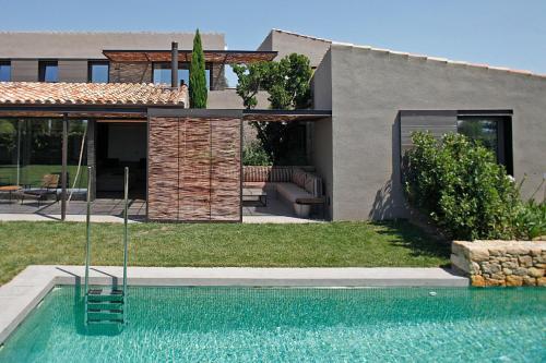 FridaysFlats, Beautiful Villa With Pool