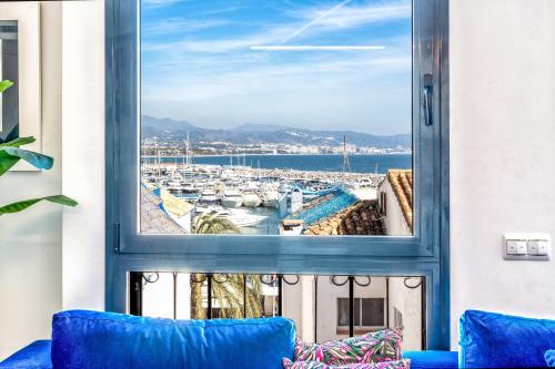 Apartment with sea views in Puerto Banus