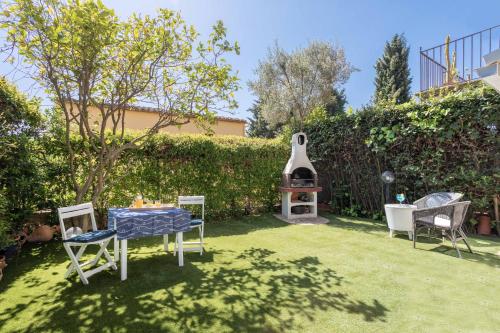 Bonita casa adosada con jardín privado y piscina comunitaria