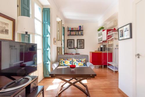 Bright & cozy apartment with 5 balconies in old town