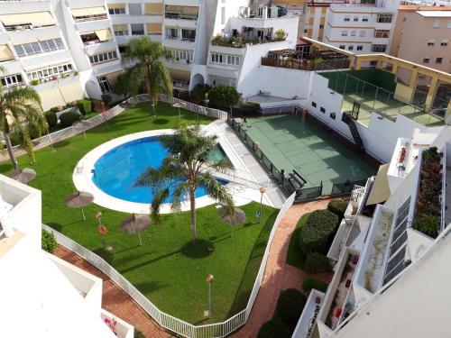 Bright and modern apartment: Garage, pool ...