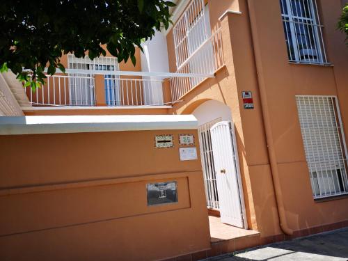 Bright Modern Residencial Home - single room with shared bathroom near airport