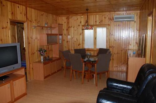 Bungalow con piscina en camping privado cerca de la playa de Torre del Mar Ideal familias