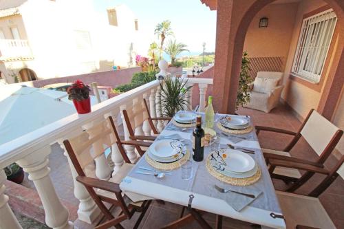 Bungalow con terraza, piscina y vistas al mar