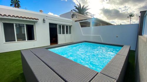 2 bedrooms bungalow with shared pool jacuzzi and terrace at Maspalomas