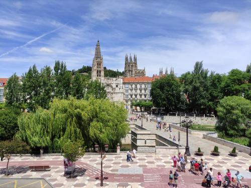 Burgos Contempla Centro Histórico. Frente Al Arco