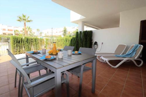 Cala Gago apartamento con jardín y piscina comunitaria