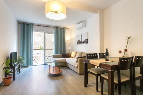 Lovely, new, bright 3 mins to beach apt 105 sq meters