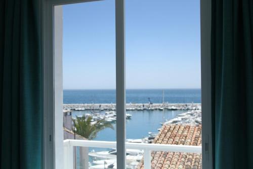 Luxury Holiday Apartment in Puerto Banus Marina with sea views