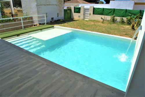 Chalet blanco con piscina privada