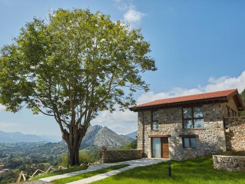 Cozy Holiday Home in Cangas de Onis with Meadow View