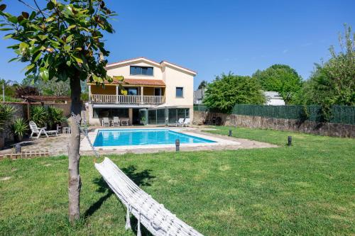 Le Llar, Casa Con Piscinas Cerca De Santiago De Compostela