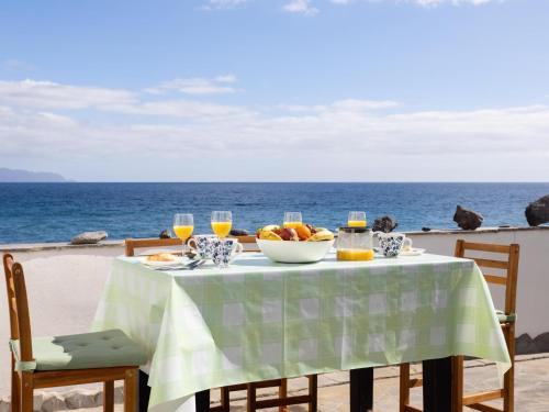 Casa de playa con gran terraza y vistas al mar