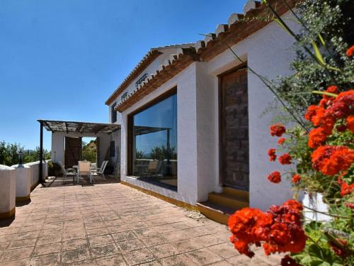 Cozy Cottage in Los Nogales with Swimming Pool